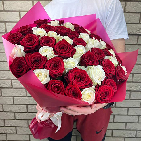 Красные и белые розы в дизайнерской плёнке