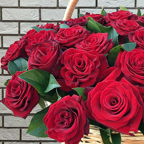 Корзина красных роз
