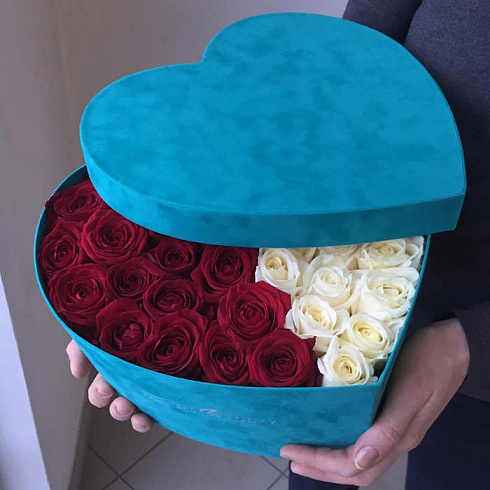 Сердце из красных и белых роз