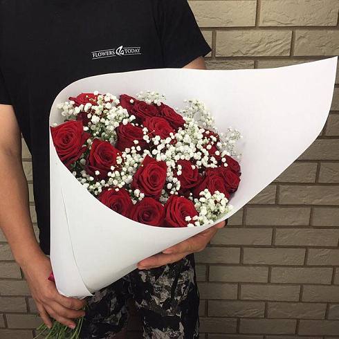 Розы с гипсофилой