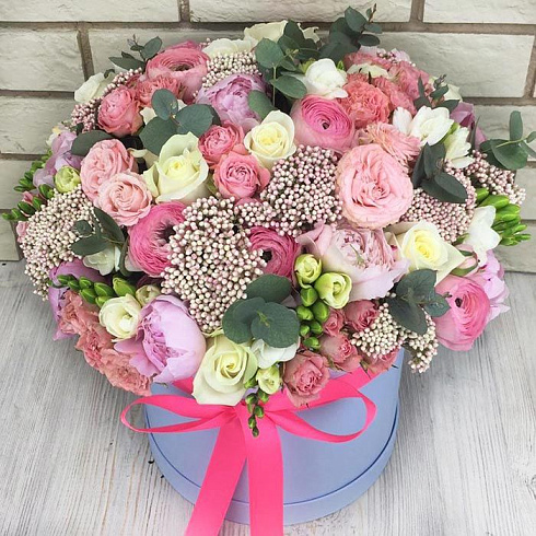 Коробка ранункулюсов, пионов и роз