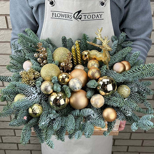 Новогодняя коробка с золотистыми игрушками