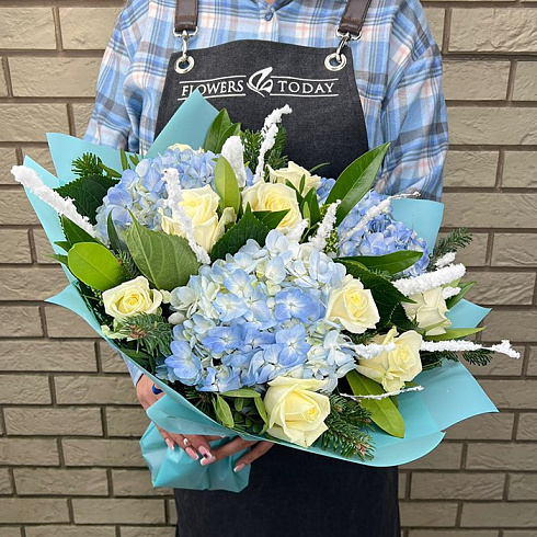 Гортензии, розы и ель