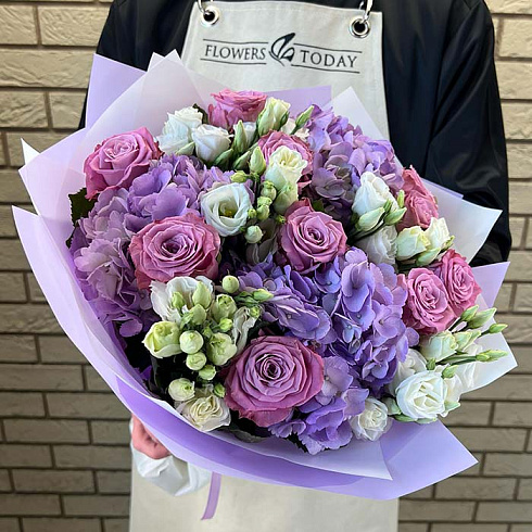 Гортензии, розы и эустомы