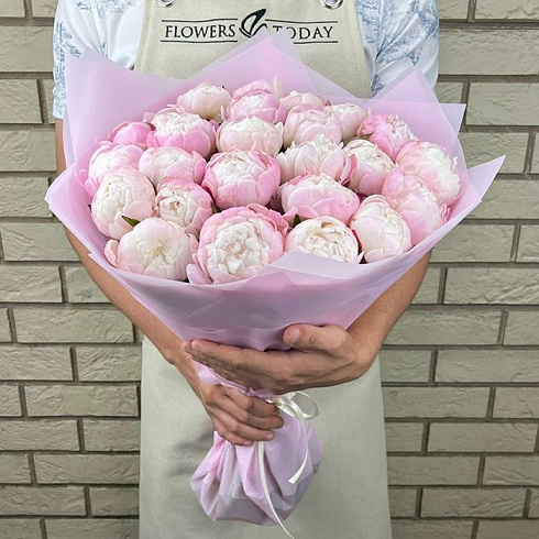 Розовые пионы в дизайнерской упаковке