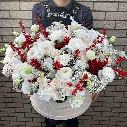 Зимняя коробка цветов с ранункулюсами