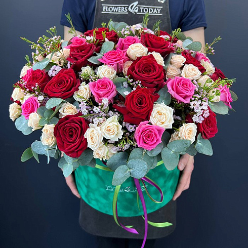 Розы микс,  ваксфлауэр и эвкалипт