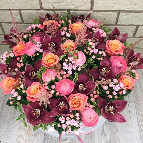 Ранункулюсы с экзотикой в бархатной коробке