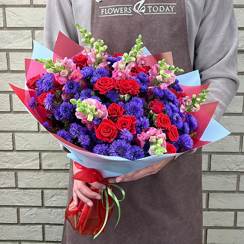 Астры, розы и маттиола