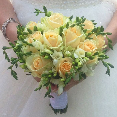 Свадебный букет из роз и фрезий