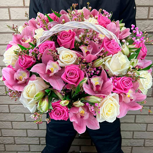 Весенняя корзинка из роз и орхидей