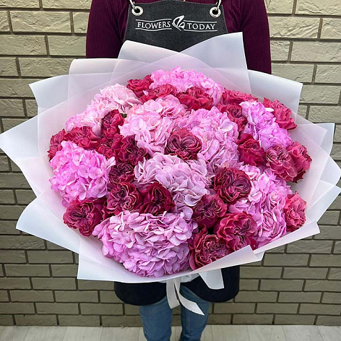 Пионовидные розы и гортензии