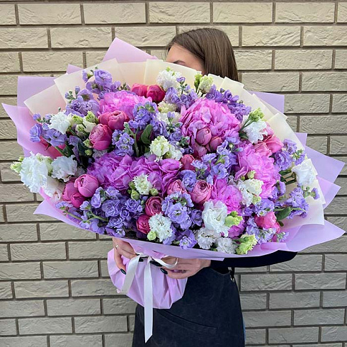 Гортензии, кустовые розы, маттиола и эустома