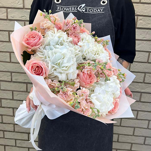 Нежные розы, гортензии и маттиола