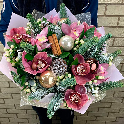 Новогодний букет из розовых орхидей и игрушек