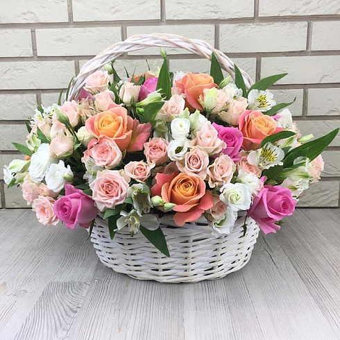 Нежная корзина роз, альстромерий и эустом