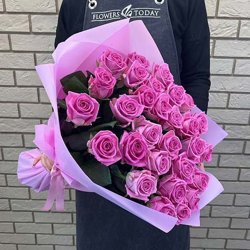 29 розовых роз в дизайнерской пленке
