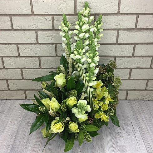 Строгая и элегантная корзина цветов