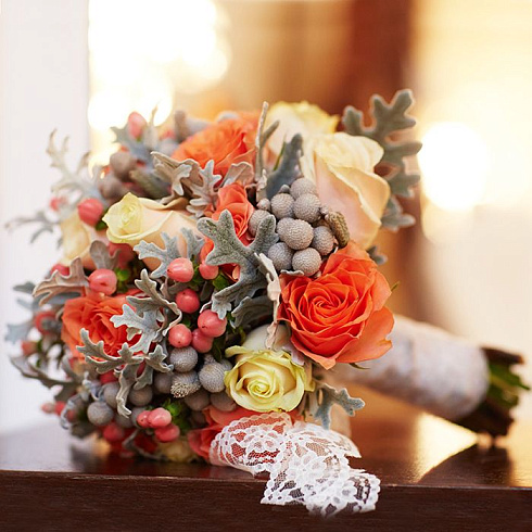 Букет невесты с розами, гаиперикумом и зеленью