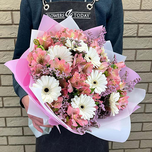 Нежный из гербер и альстромерий