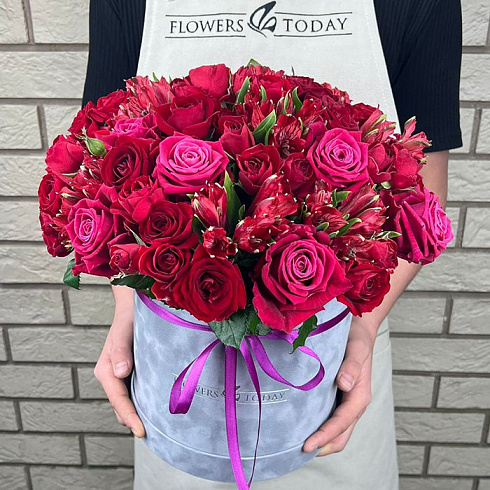 Розы, альстромерии в коробке