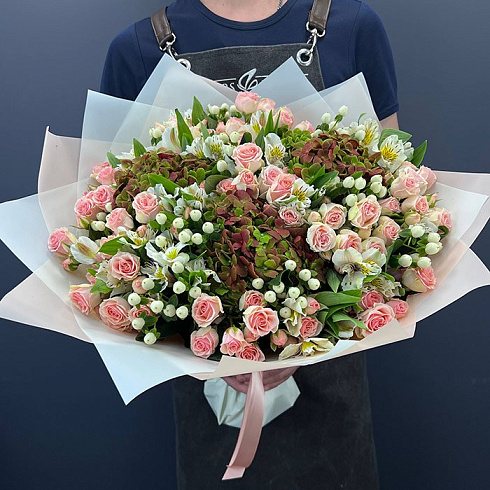 Нежный букет с гортензией