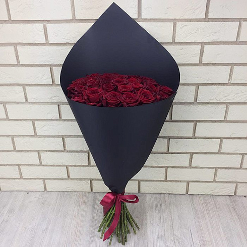 Красные розы в черной бумаге