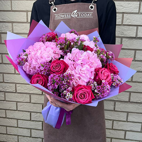 Гортензии, розы и ваксфлор