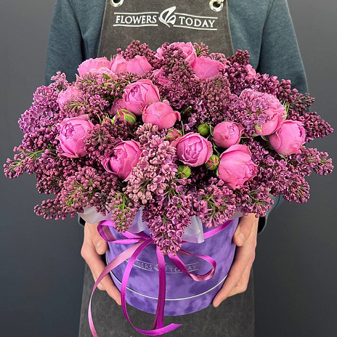 Сирень и пионовидные розы в коробке