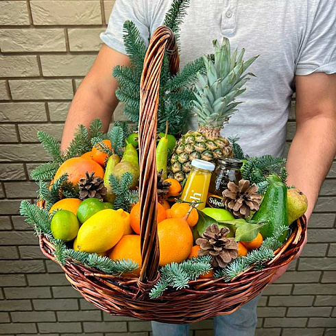 Корзина с ананасом, грушами, апельсинами
