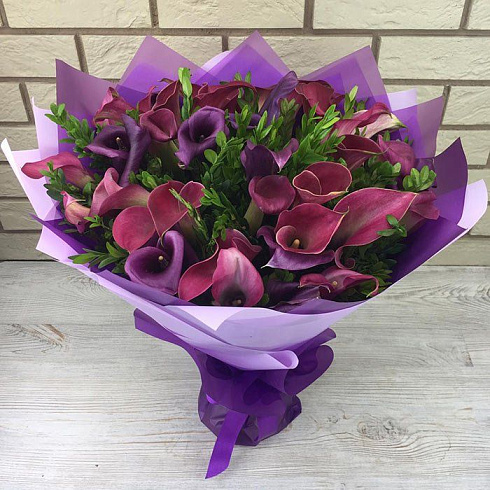 Яркий букет из калл