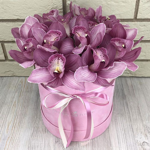Розовые орхидеи в коробке