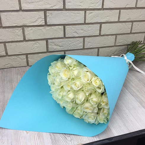 29 белых роз в бумаге