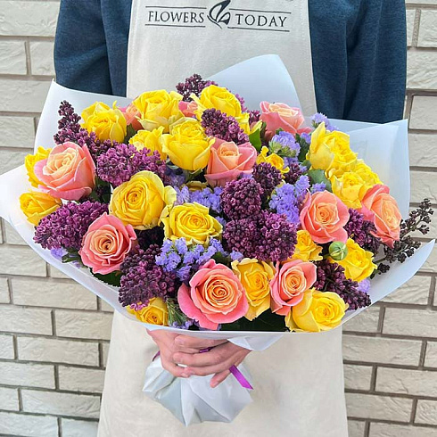 Солнечный букет из сирени и роз