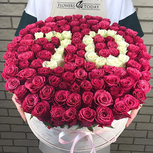 Цифры из роз в коробке