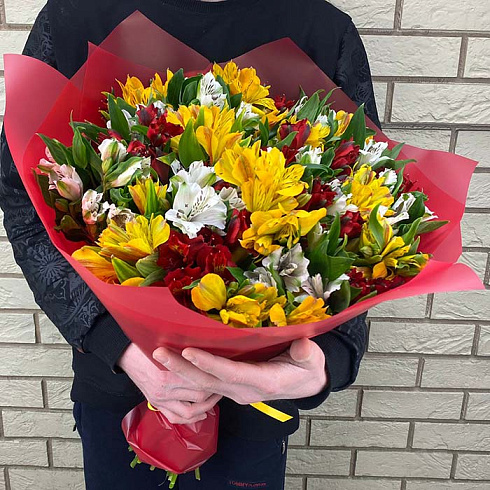 Альстромерии желтые, красные и белые