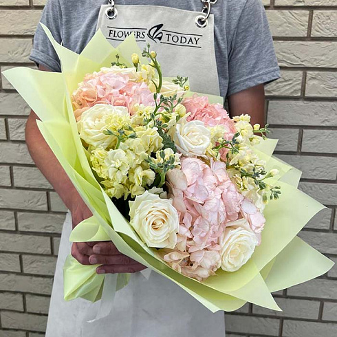 Маттиолы, гортензии и розы