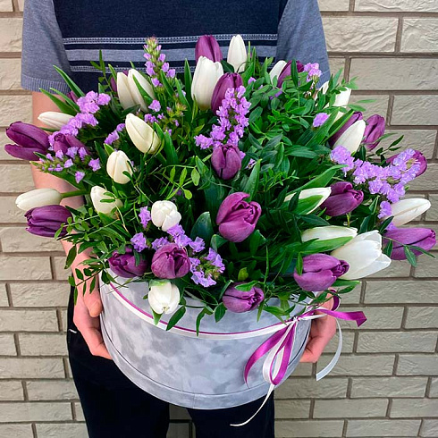 Микс белых и фиолетовых тюльпанов в коробке
