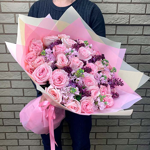 Пионовидные розы, сирень и маттиола