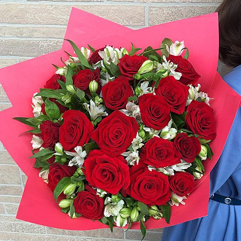 Розы и альстромерия