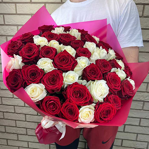 Красные и белые розы в дизайнерской плёнке