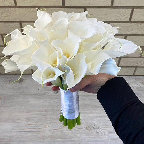 Свадебный букет из белых калл