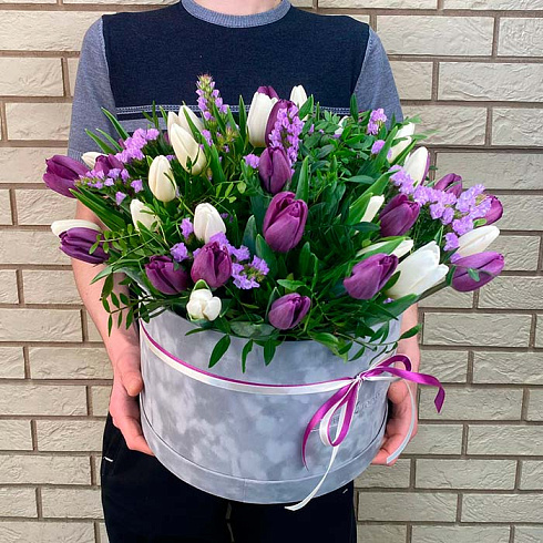 Микс белых и фиолетовых тюльпанов в коробке
