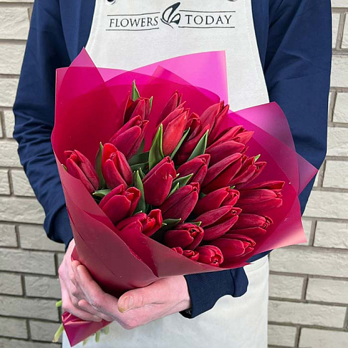 29 красных тюльпанов