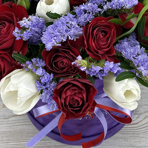 Розы, тюльпаны и статица в коробке