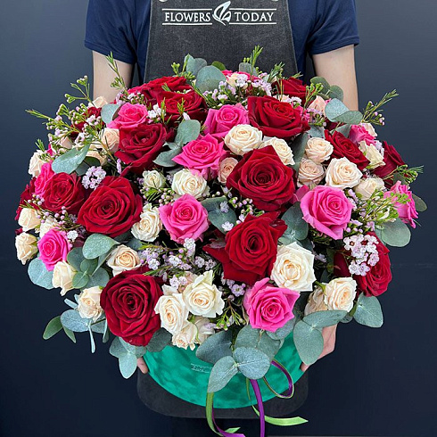 Розы микс,  ваксфлауэр и эвкалипт