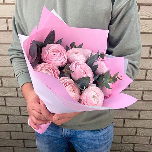 Букет из 9 ранункулюсов и зелени