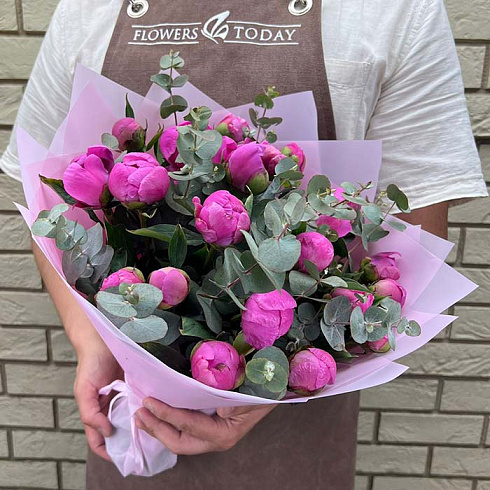 21 малиновый пион с эвкалиптом