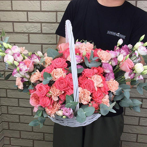 Яркая корзина цветов