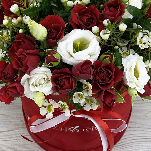 Розы и эустома в коробке